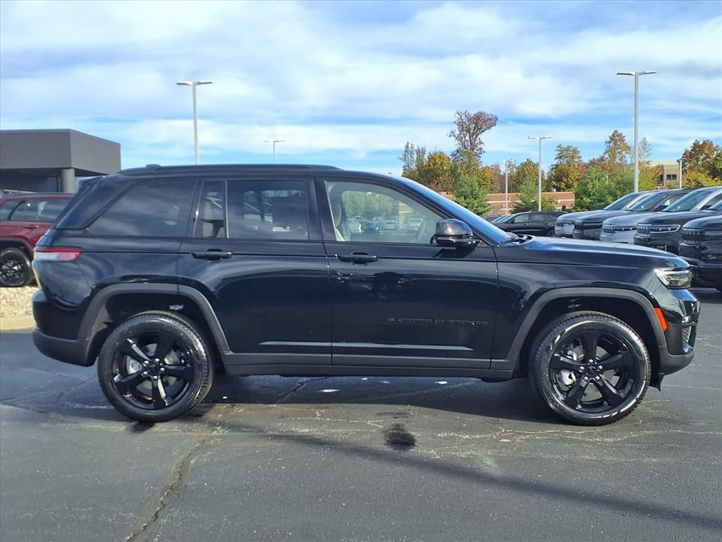 New 2025 Jeep Grand Cherokee Limited w/ Black Appearance Package AWD/4WD image 8