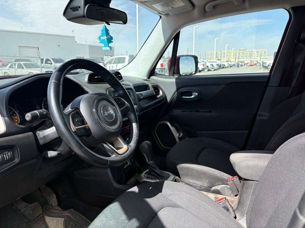 Used 2017 Jeep Renegade Latitude FWD image 10