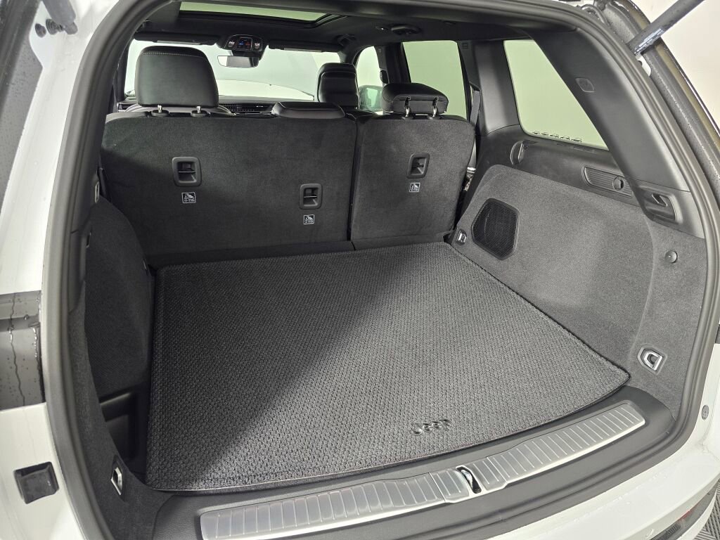 New 2025 Jeep Grand Cherokee Summit w/ Obsidian Package image 15