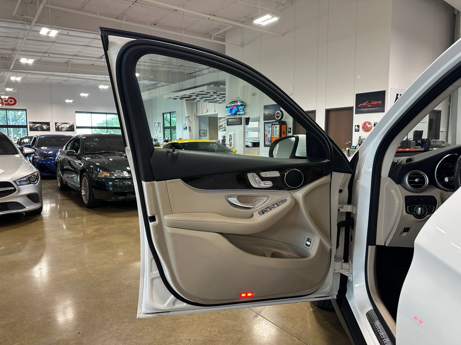 Used 2022 Mercedes-Benz GLC 300 image 11
