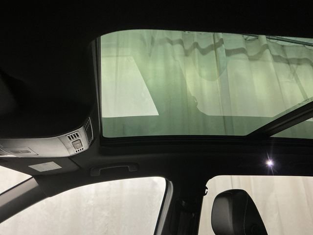 Used 2022 Volkswagen Tiguan SE R-Line image 35