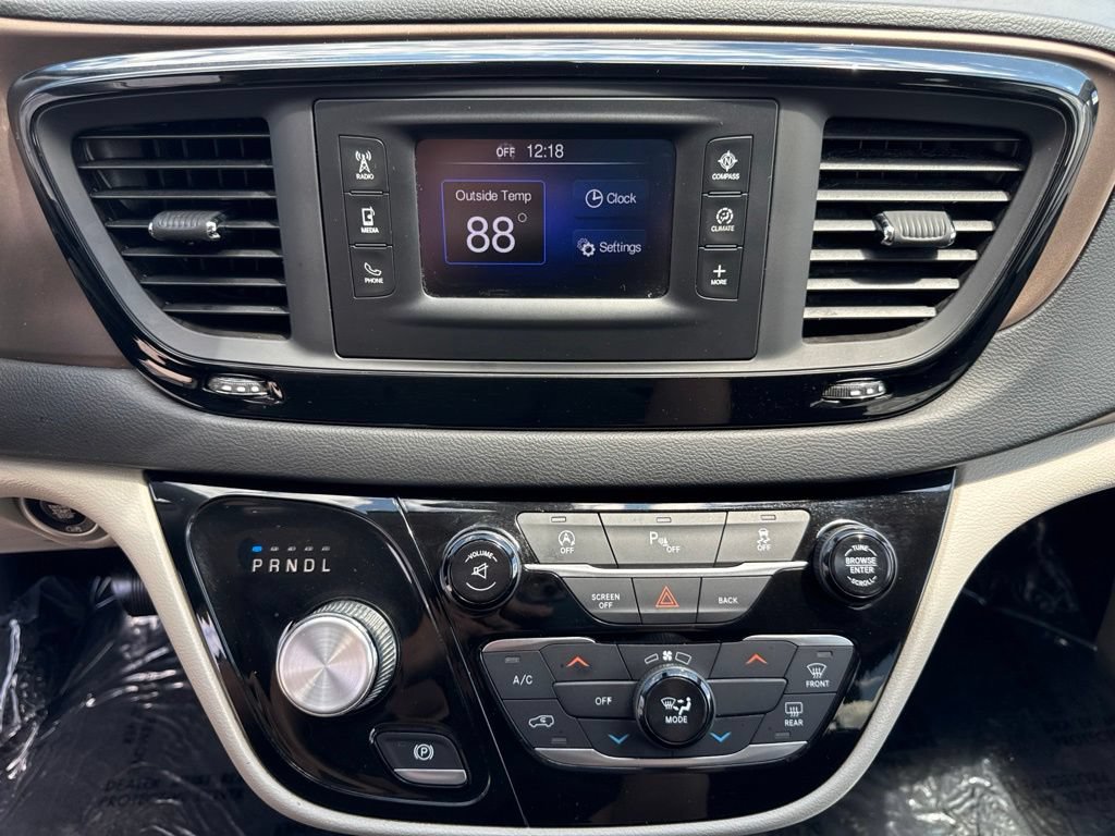 Used 2017 Chrysler Pacifica Touring FWD image 26