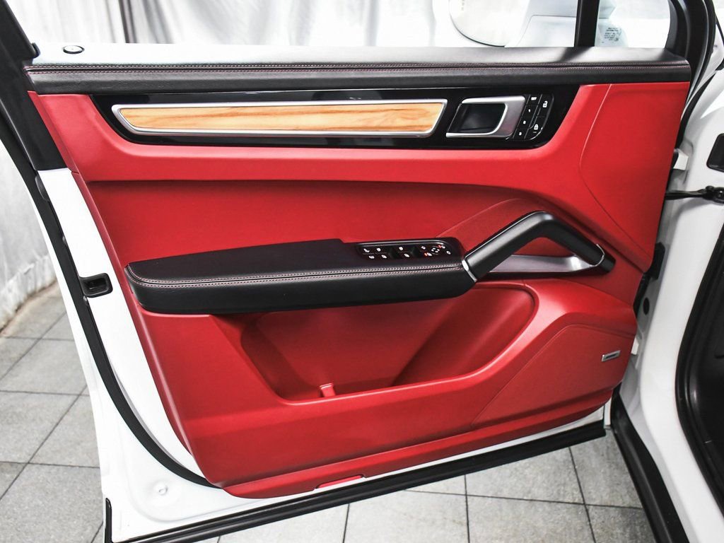 Used 2023 Porsche Cayenne Turbo S image 9