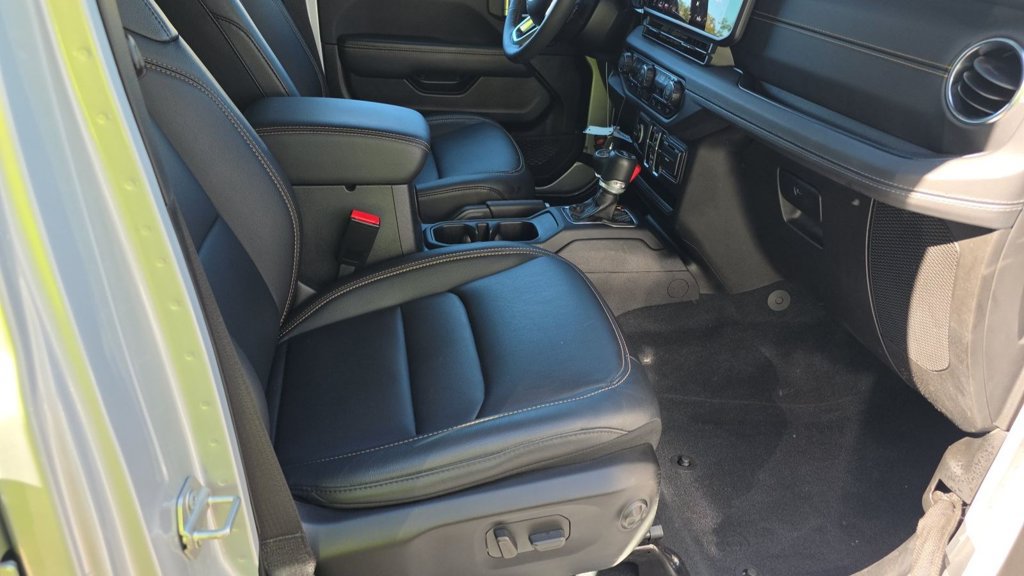 Used 2024 Jeep Wrangler Unlimited Sahara w/ Technology Group AWD/4WD image 5