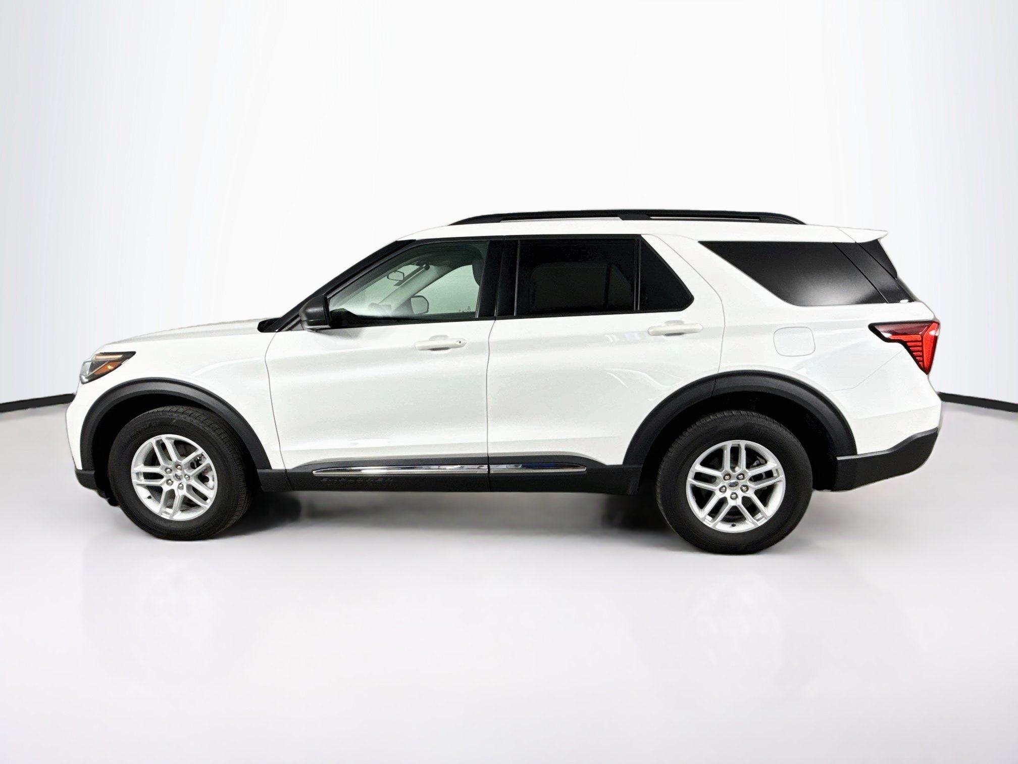 Used 2025 Ford Explorer Active AWD/4WD image 7