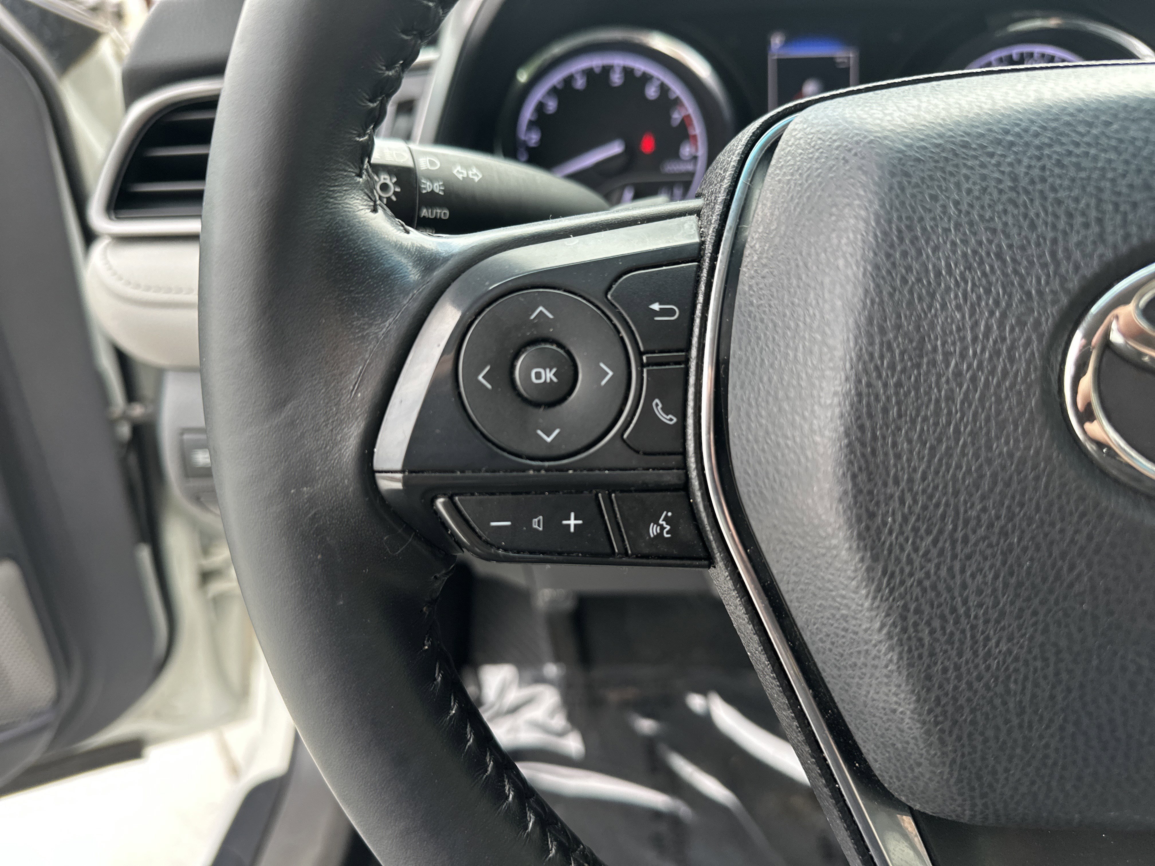 Used 2020 Toyota Camry SE w/ Convenience Package FWD image 19