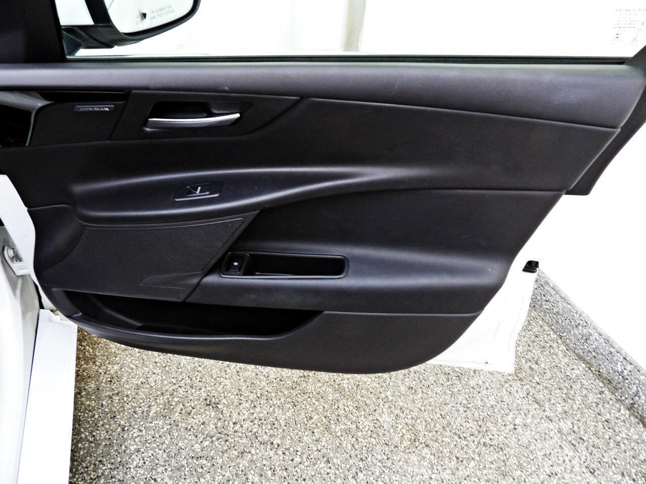Used 2019 Jaguar XE Premium image 11