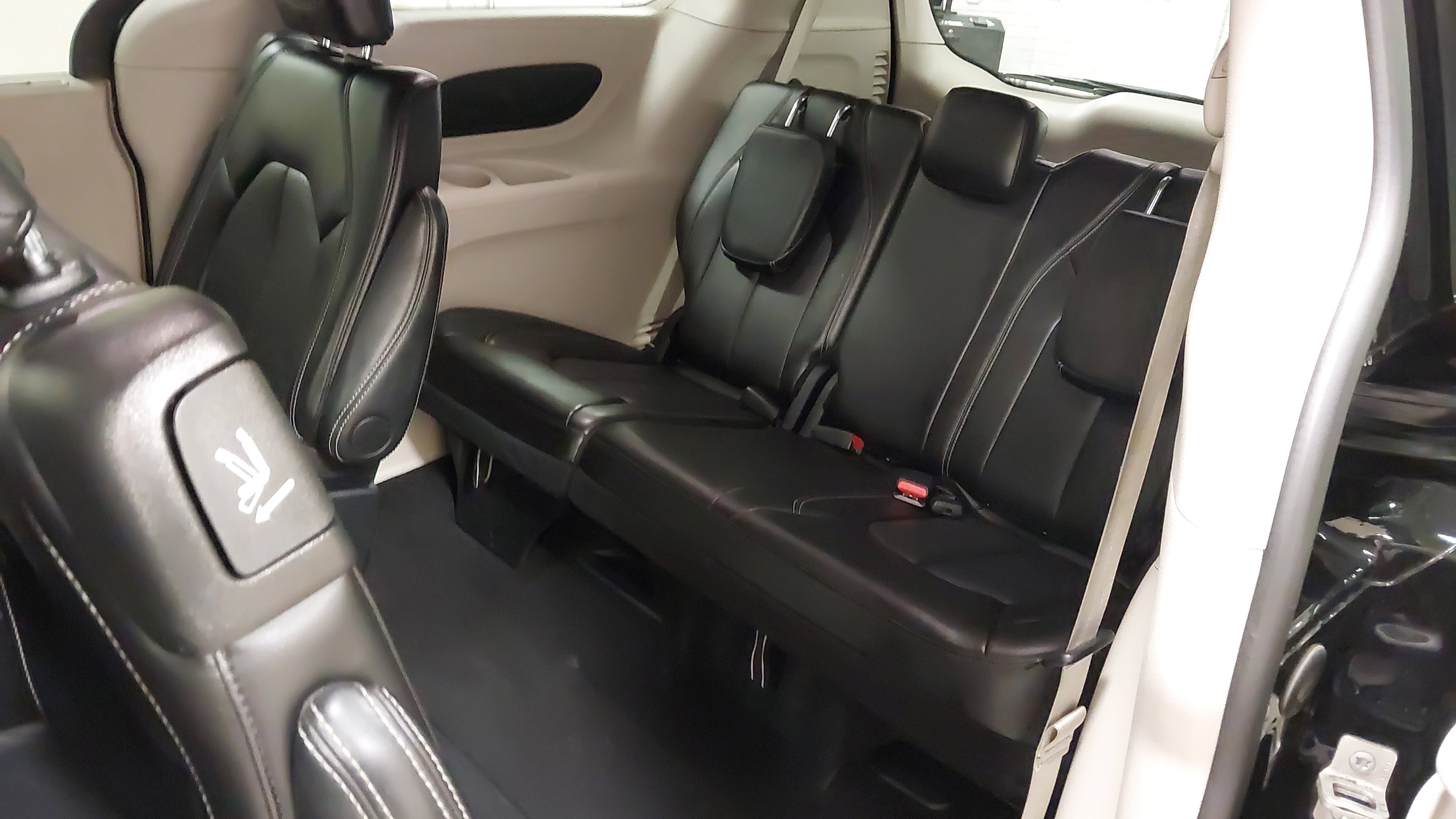 Used 2024 Chrysler Pacifica Touring-L image 39