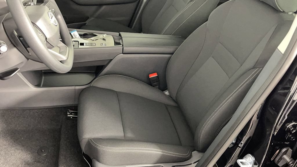 Used 2025 Nissan Rogue S FWD image 12