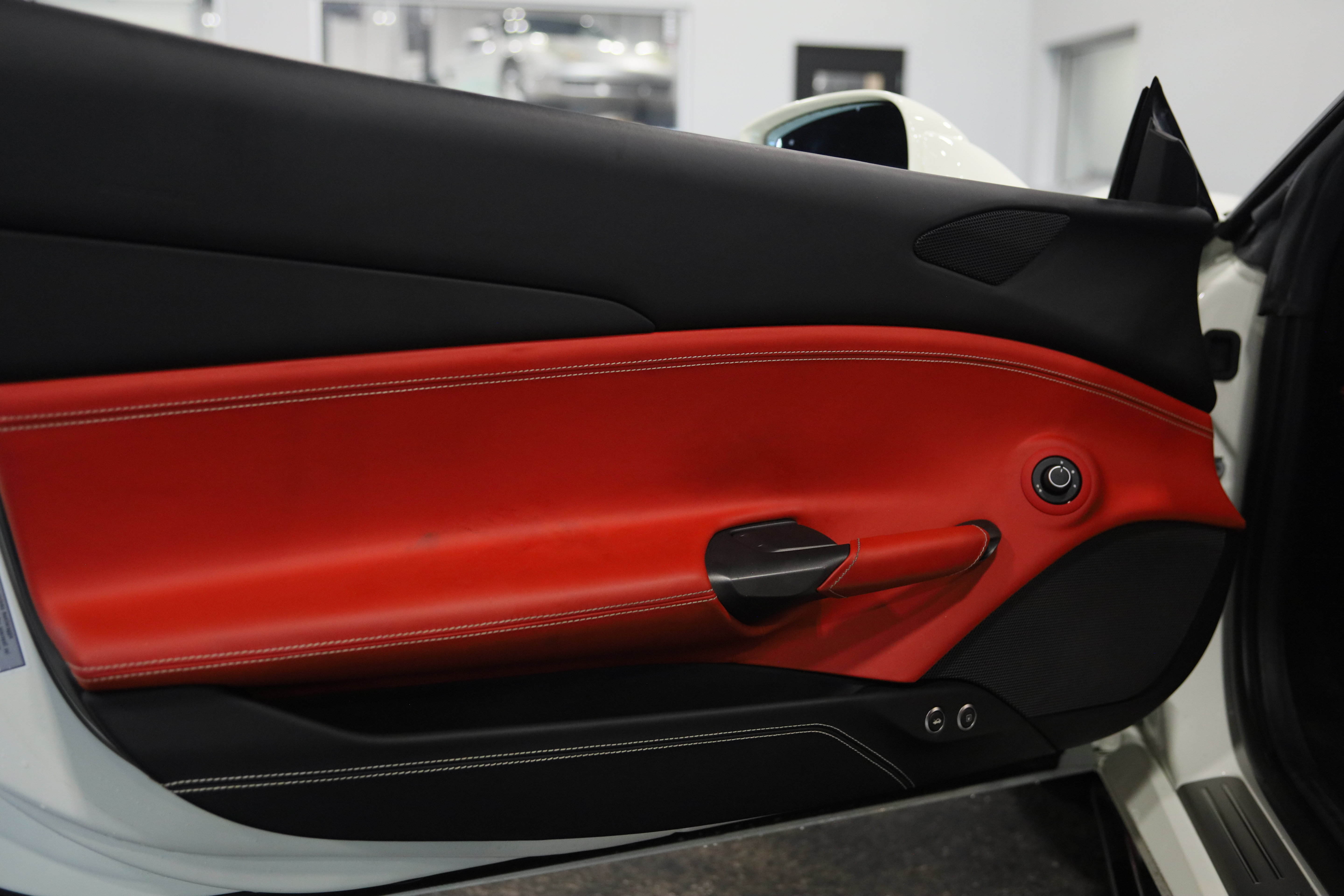 Used 2018 Ferrari 488 GTB RWD image 14