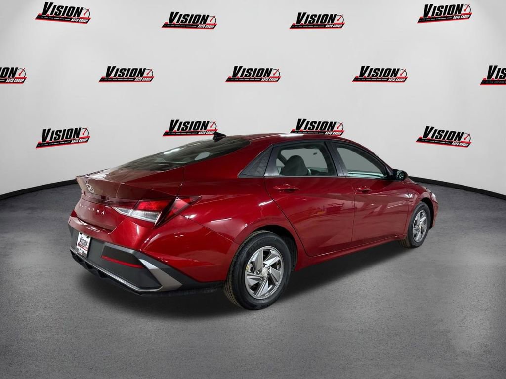 Certified 2025 Hyundai Elantra SE image 5