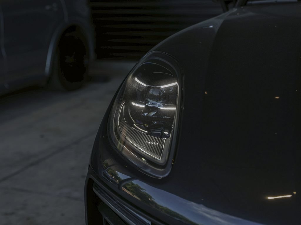 Certified 2026 Porsche Macan AWD/4WD image 11