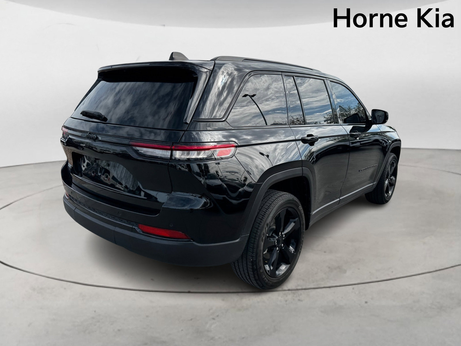 Used 2024 Jeep Grand Cherokee Altitude image 4