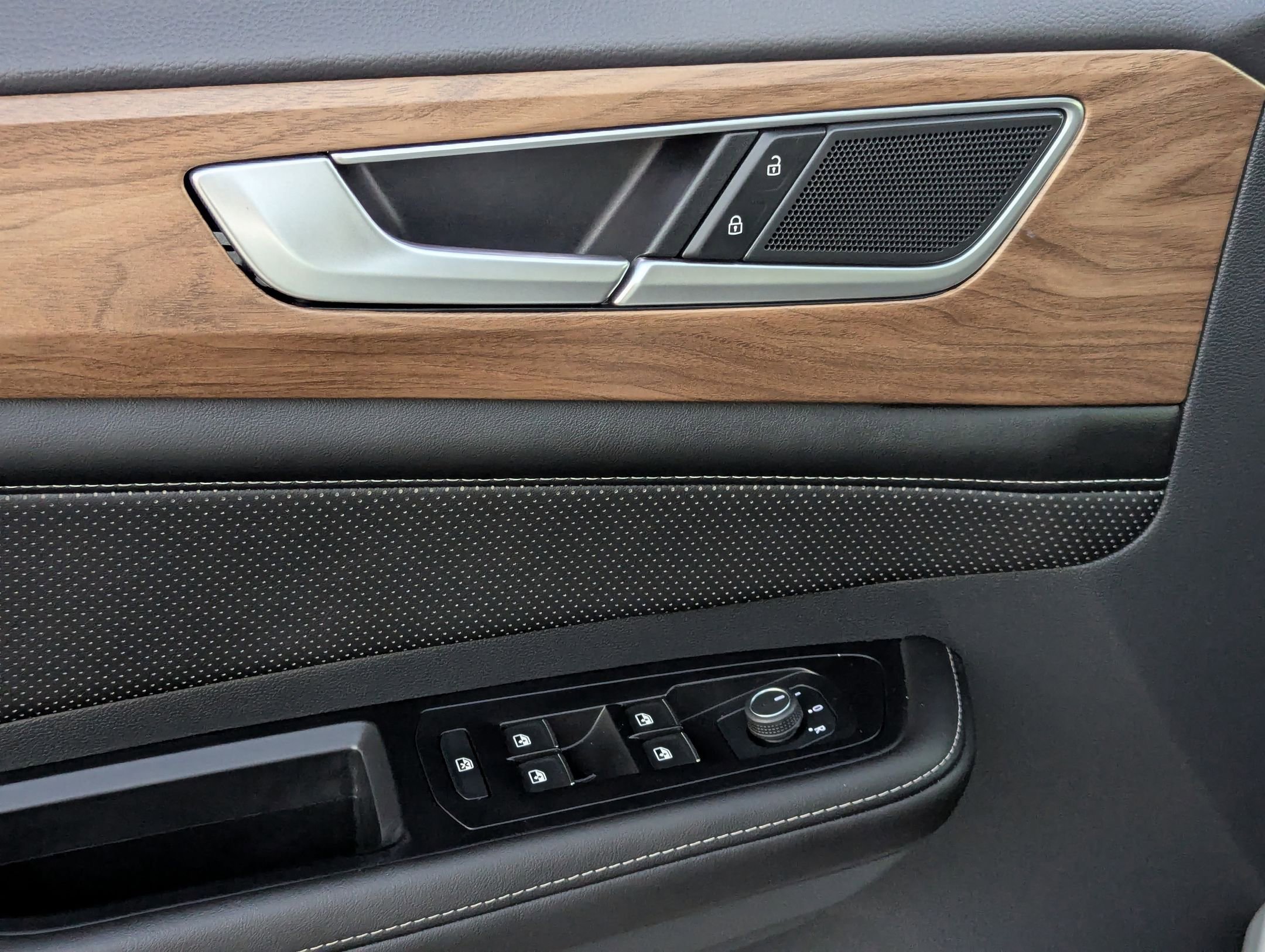 Used 2025 Volkswagen Atlas SE image 12