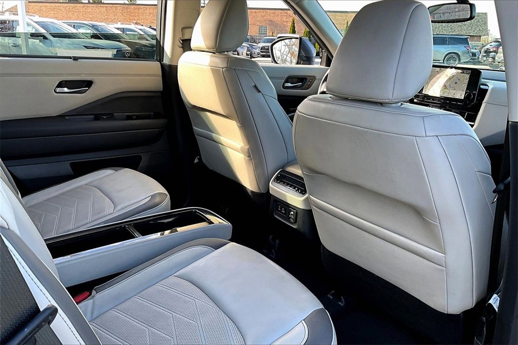Used 2022 Nissan Pathfinder Platinum w/ Cargo Package image 31