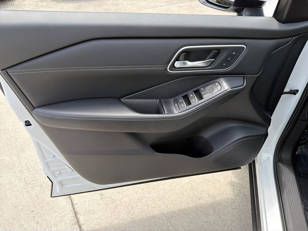 Used 2024 Nissan Rogue Platinum w/ Platinum Premium Package FWD image 23