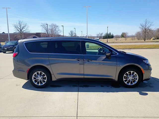 Used 2023 Chrysler Pacifica Touring-L image 16