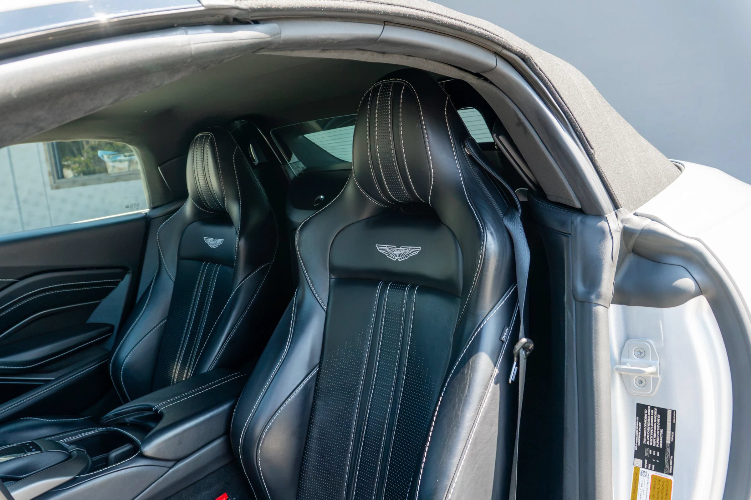 Used 2022 Aston Martin V8 Vantage Roadster RWD image 53