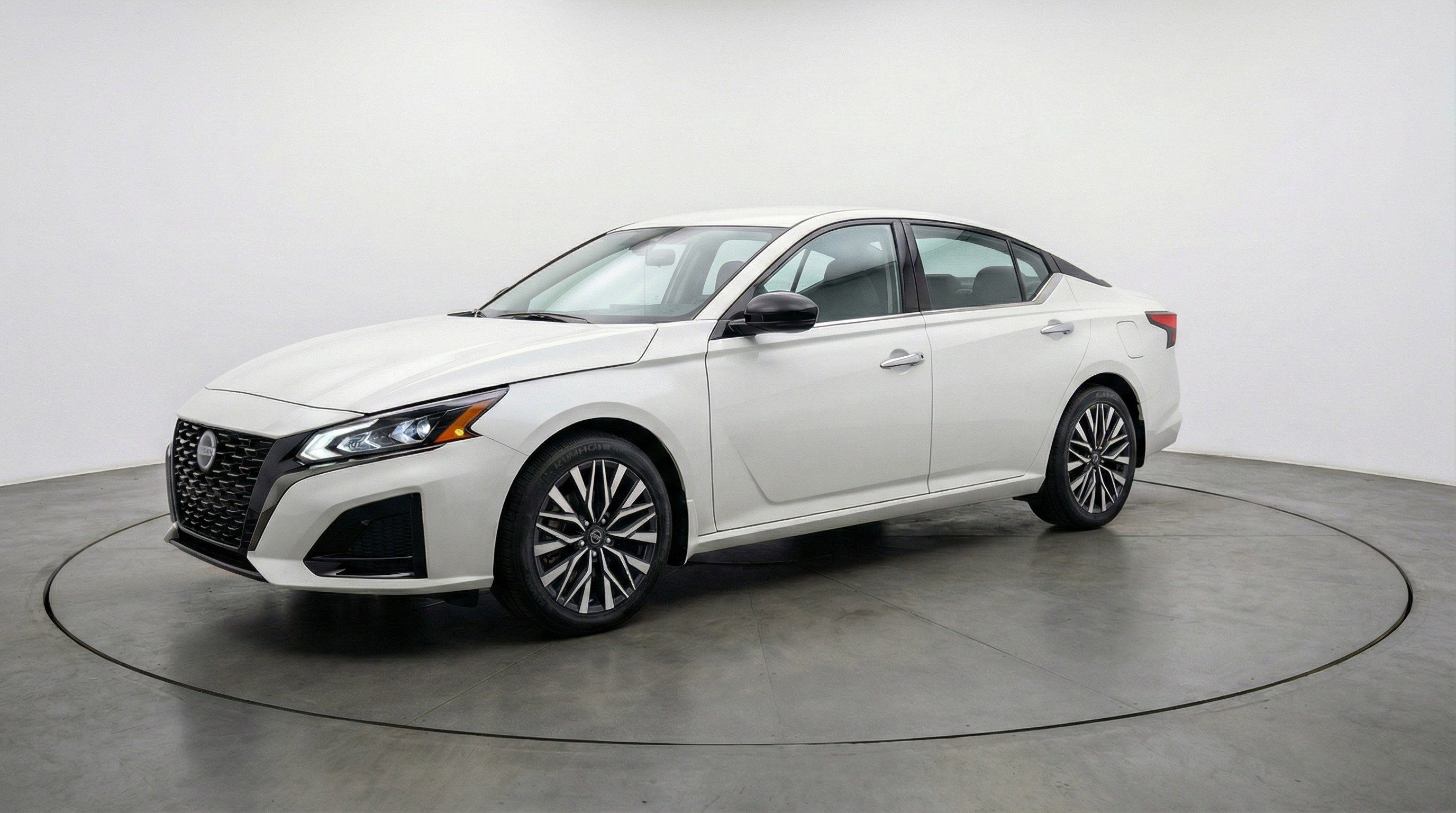 Used 2025 Nissan Altima 2.5 SV image 3