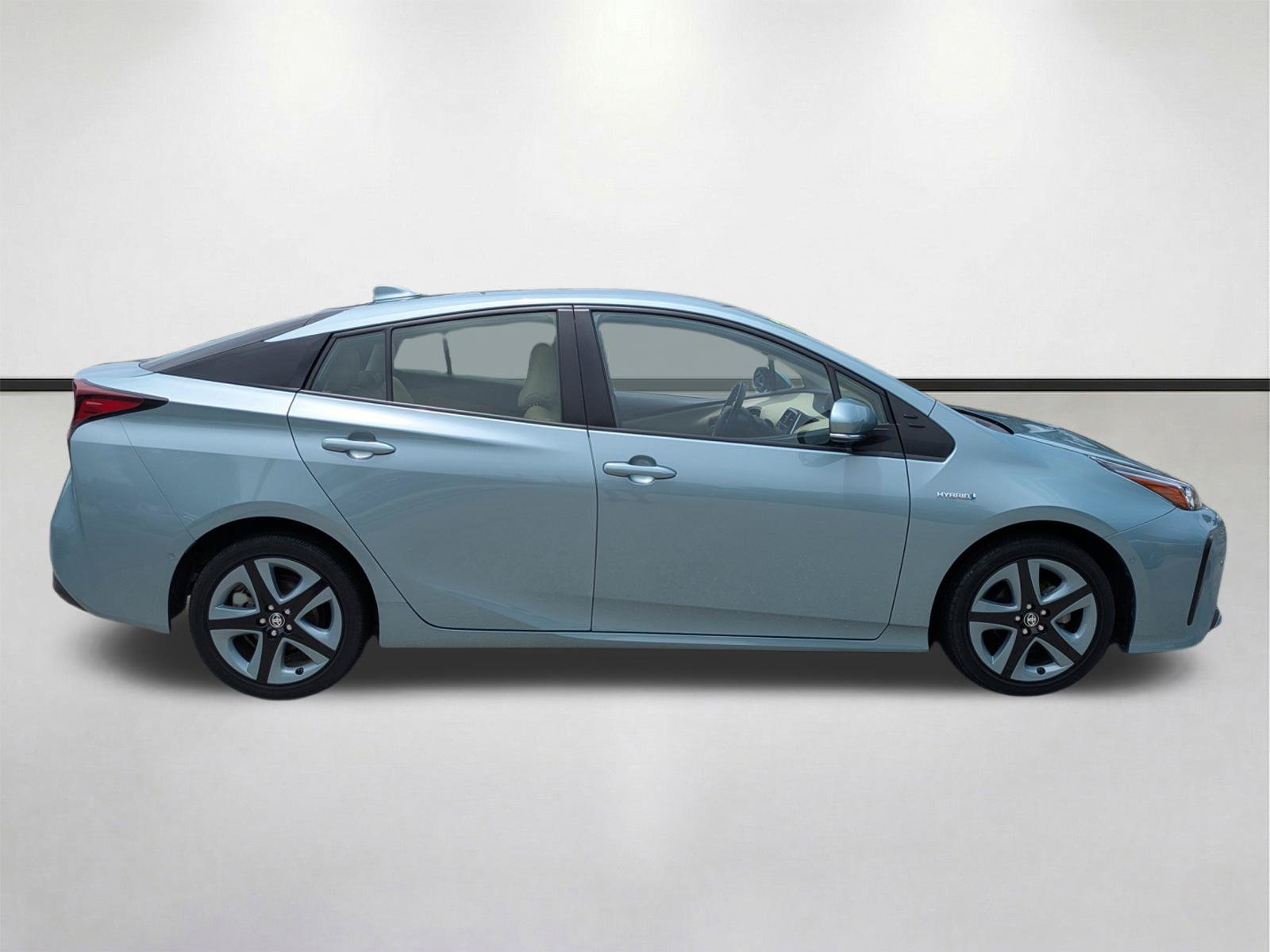 Used 2021 Toyota Prius XLE FWD image 3