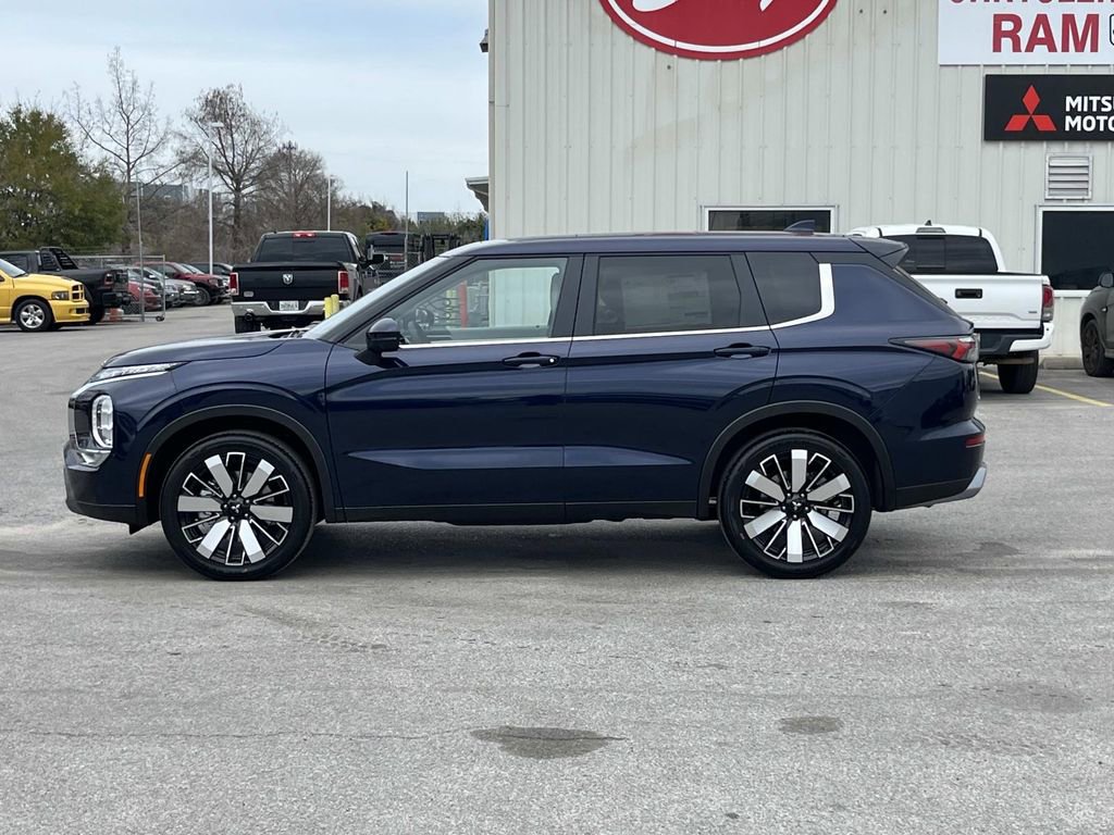 New 2026 Mitsubishi Outlander SE image 2