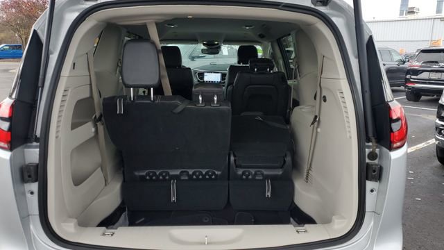 Certified 2024 Chrysler Pacifica Touring-L image 27