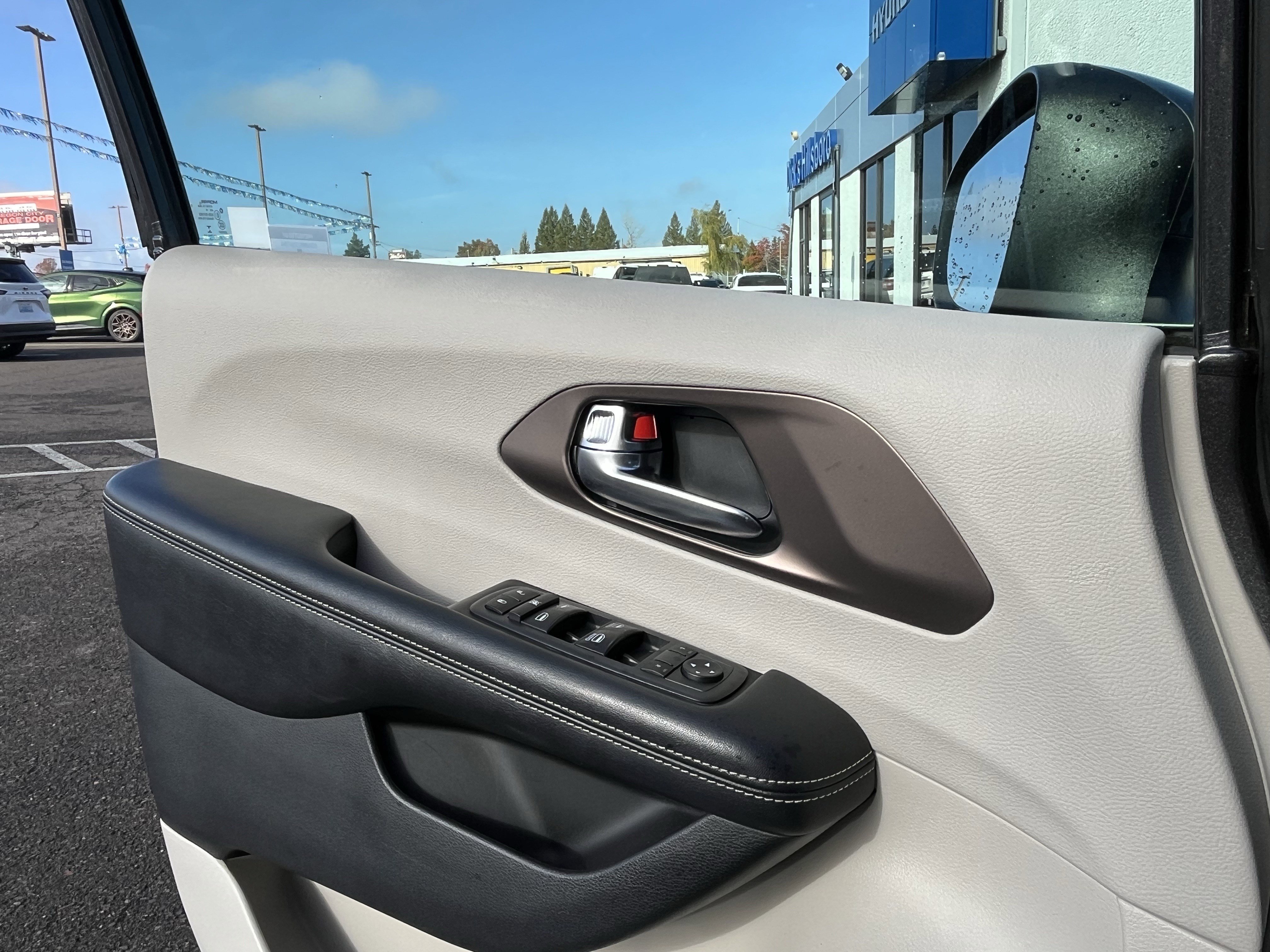 Used 2020 Chrysler Voyager L image 24