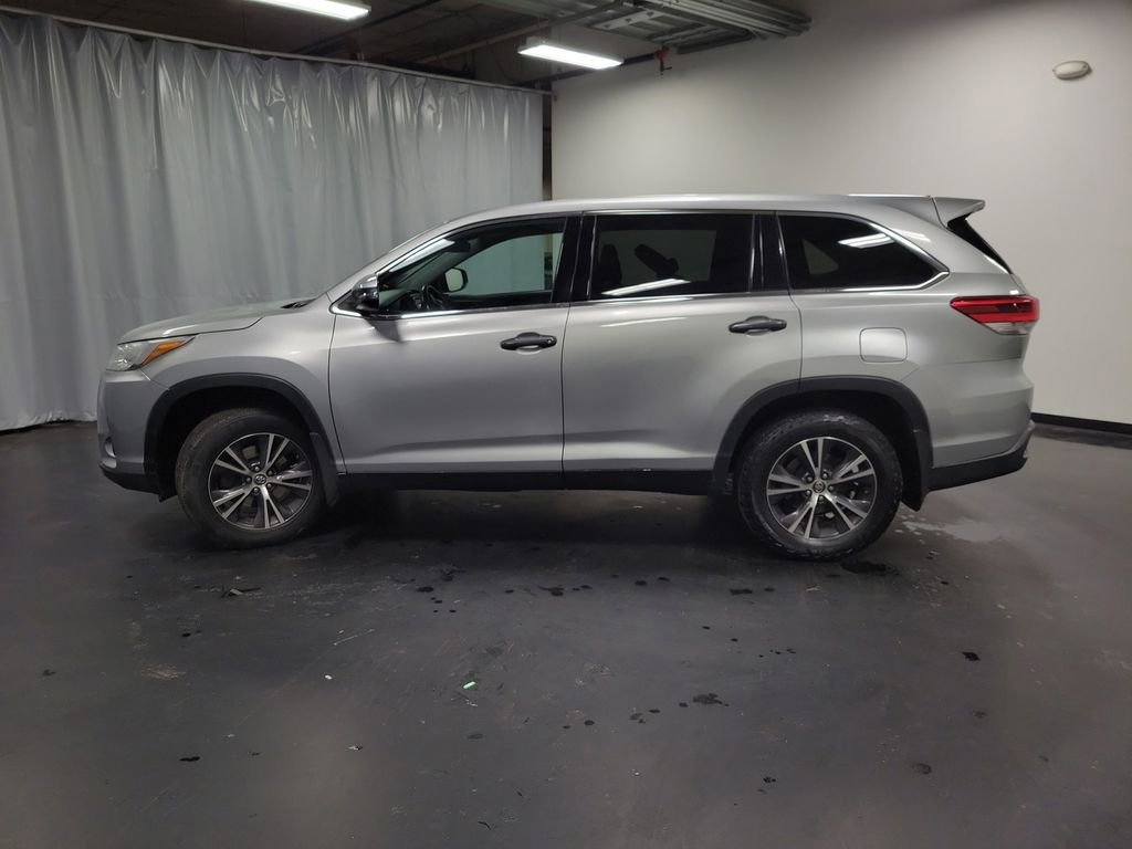 Used 2018 Toyota Highlander LE image 5