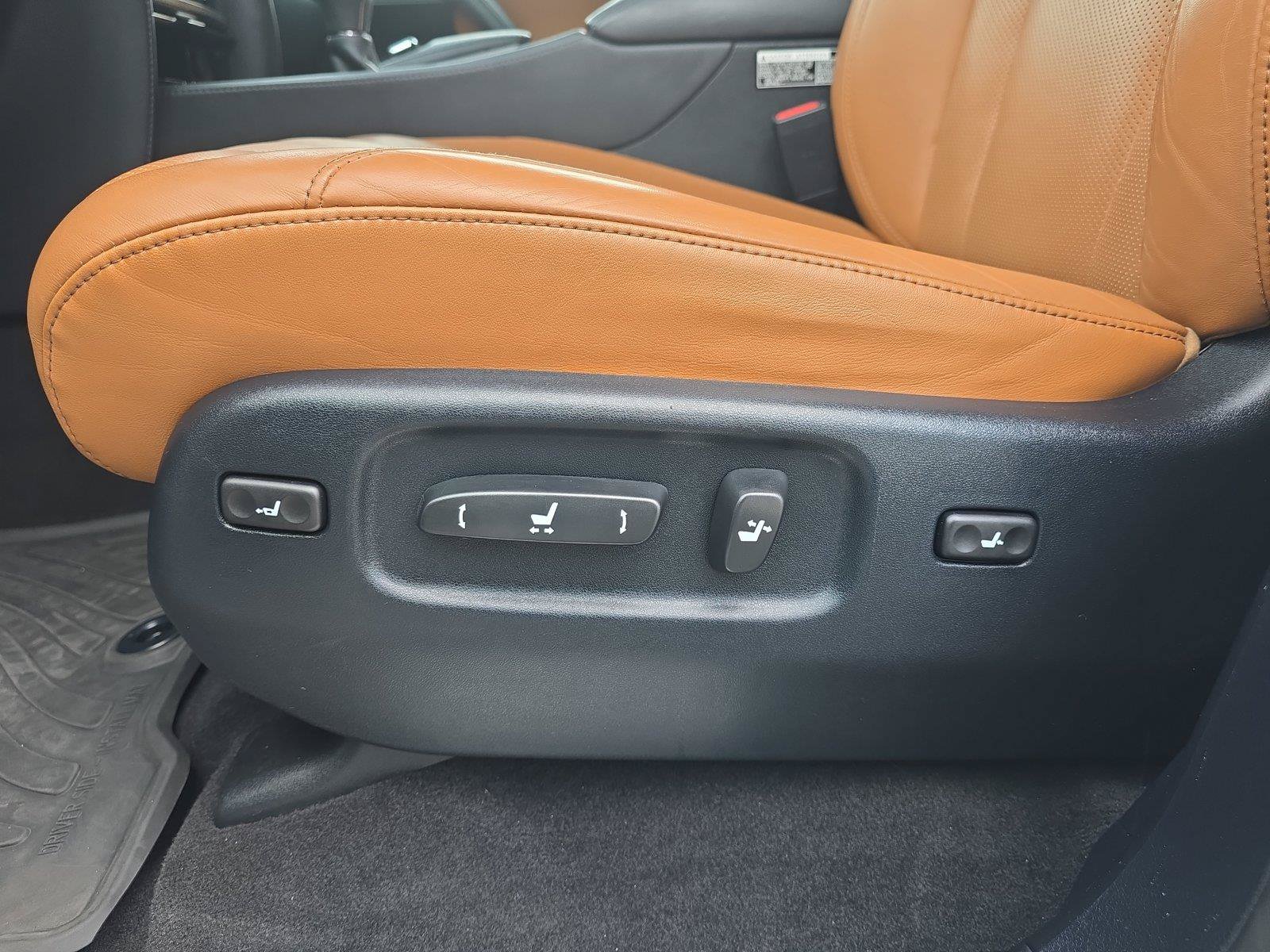 Used 2021 Lexus LX 570 4WD w/ Luxury Package image 22