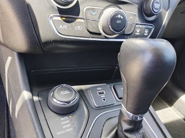 Used 2019 Jeep Cherokee Latitude Plus AWD/4WD image 19