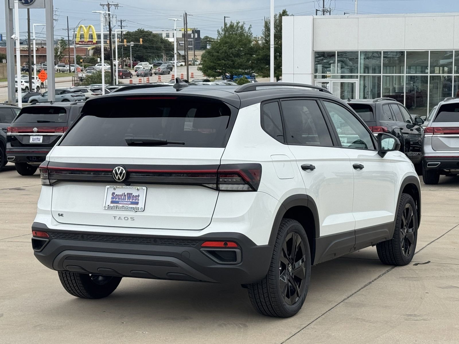 New 2026 Volkswagen Taos SE FWD image 5