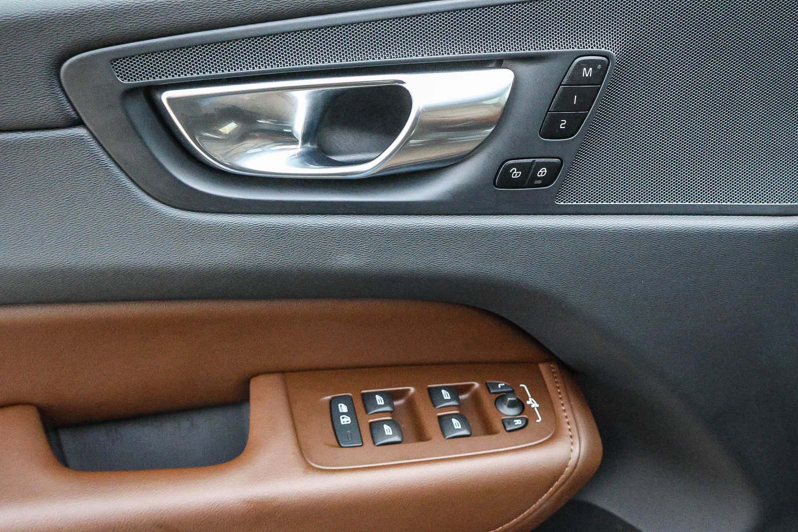 Used 2023 Volvo XC60 B5 Plus image 32