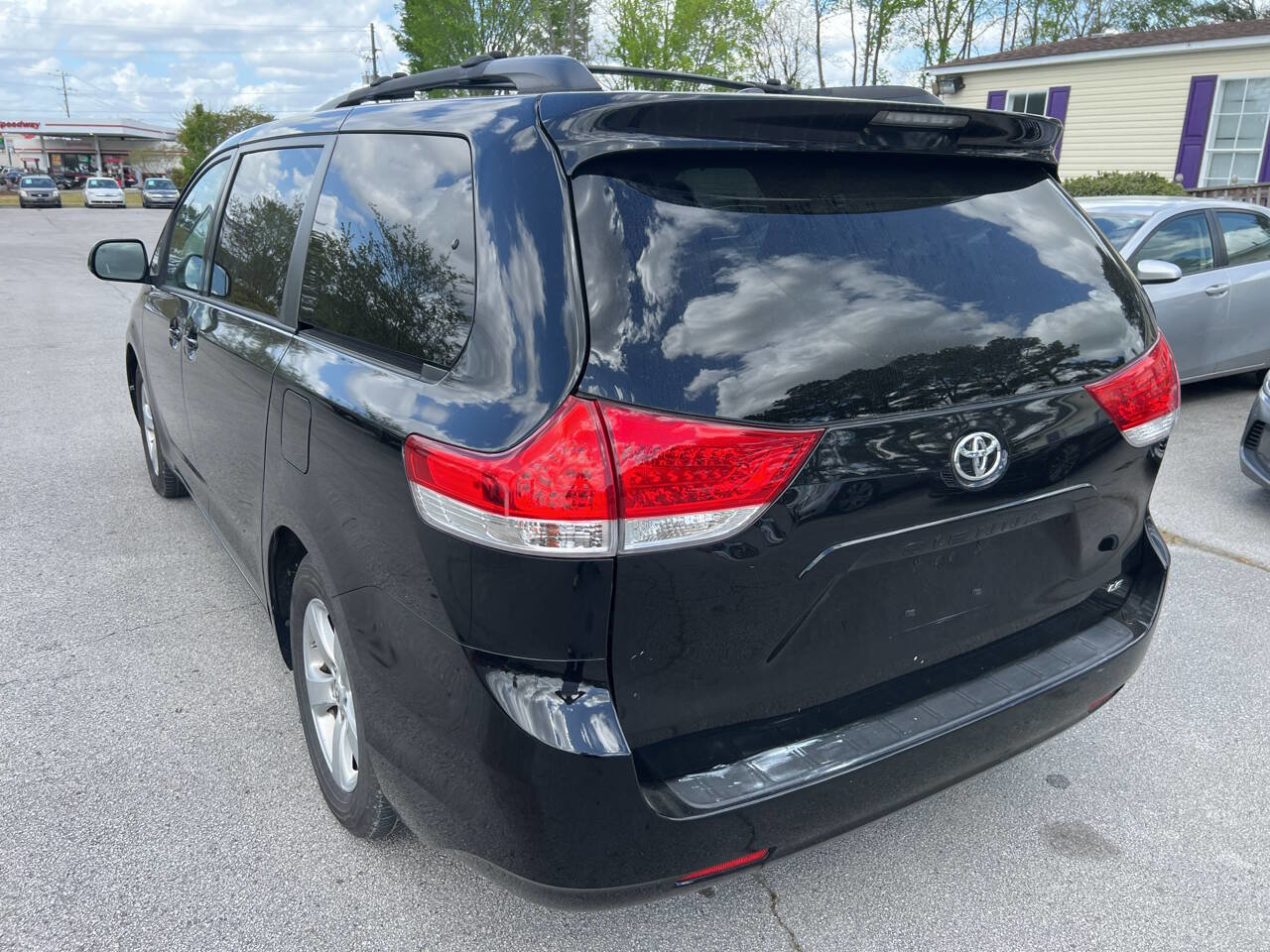 Used 2013 Toyota Sienna LE w/ Towing Pkg image 8
