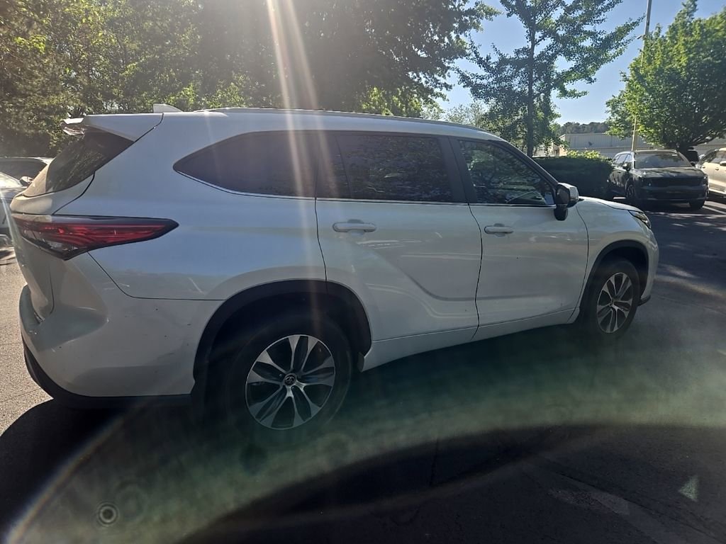 Used 2023 Toyota Highlander XLE AWD/4WD image 16