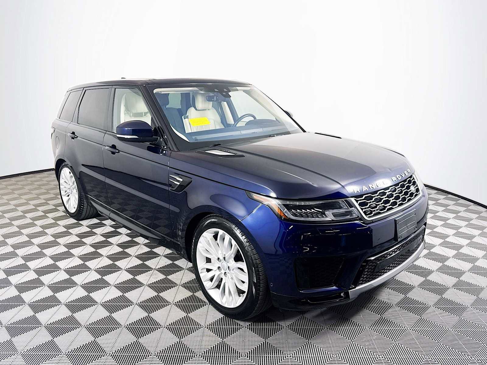 Used 2020 Land Rover Range Rover Sport HSE image 3
