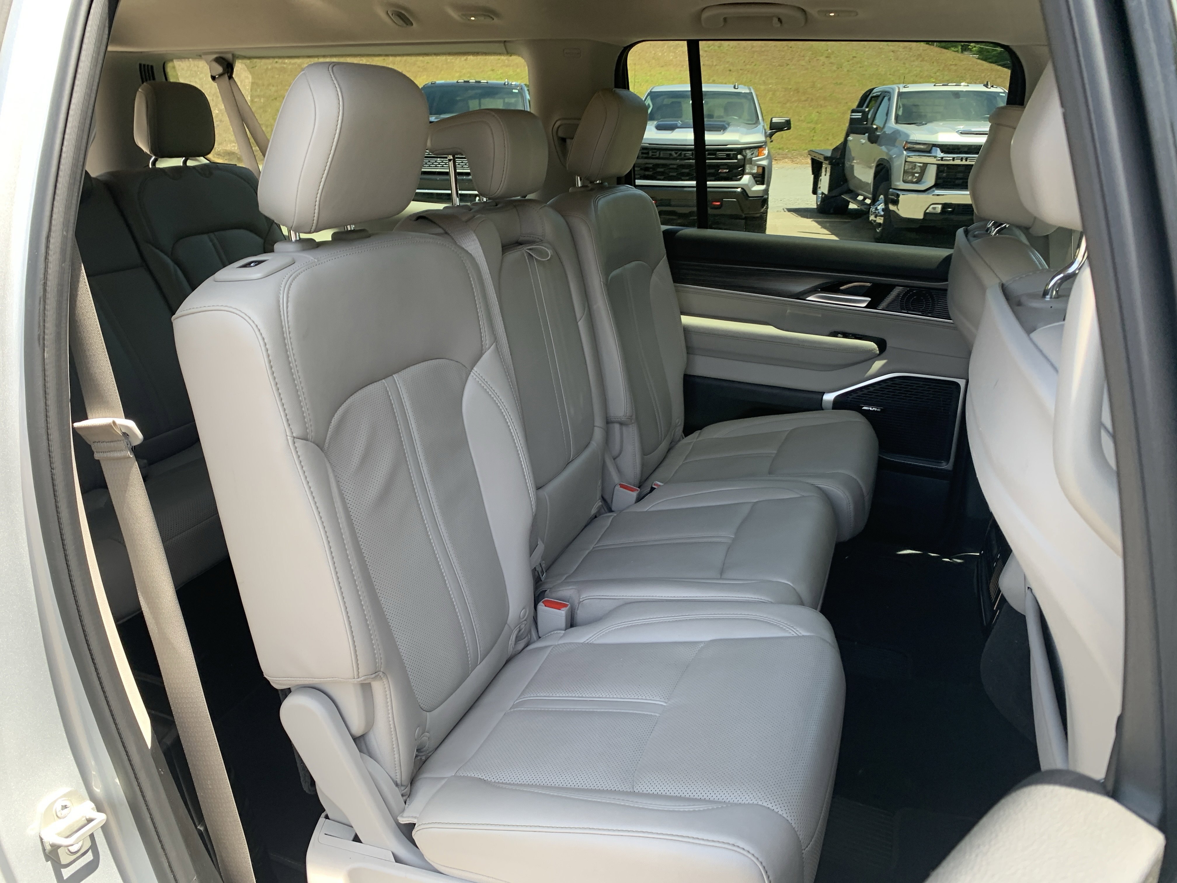 Used 2024 Jeep Wagoneer L Series II w/ Flexible Seating Group AWD/4WD image 38