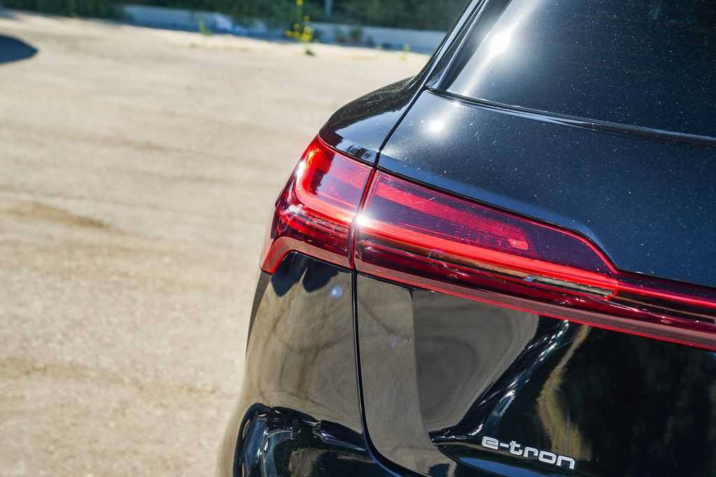 Used 2022 Audi e-tron Premium w/ Convenience Plus Package AWD/4WD image 7