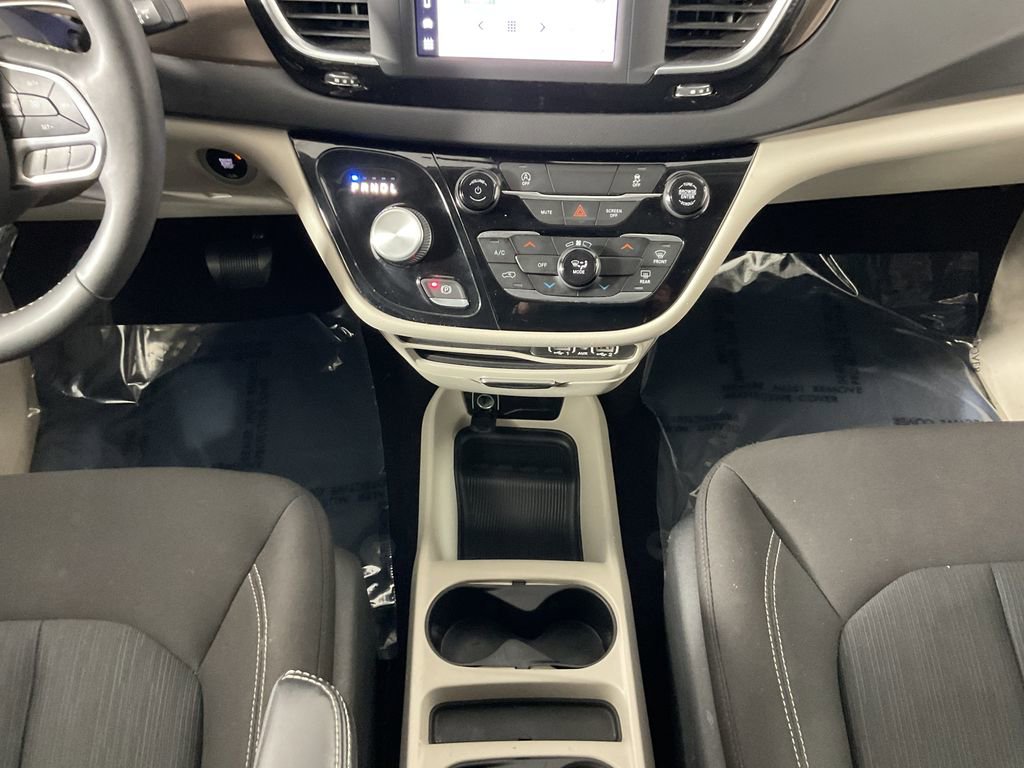 Used 2022 Chrysler Voyager LX image 15