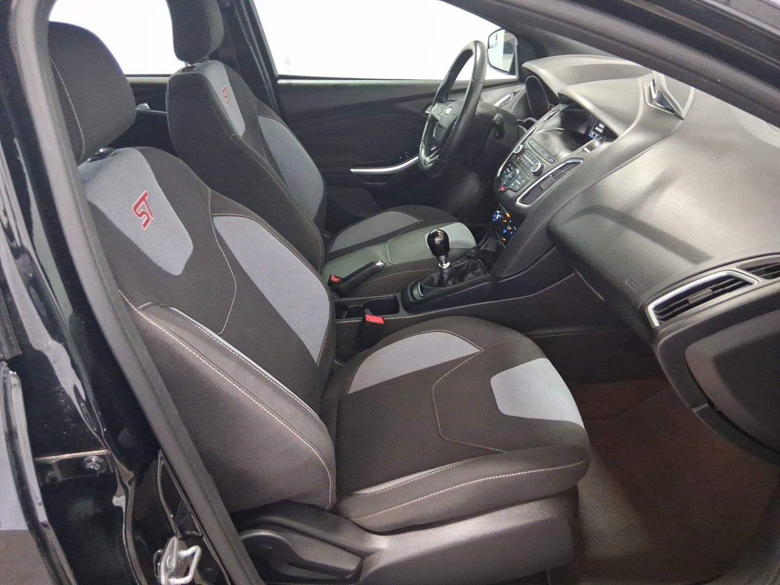 Used 2018 Ford Focus ST FWD image 17