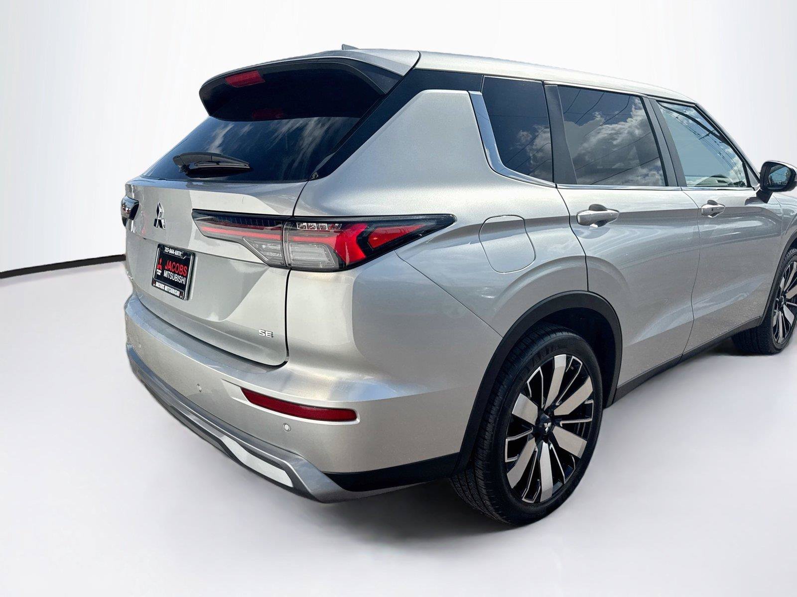 Used 2025 Mitsubishi Outlander SE AWD/4WD image 5