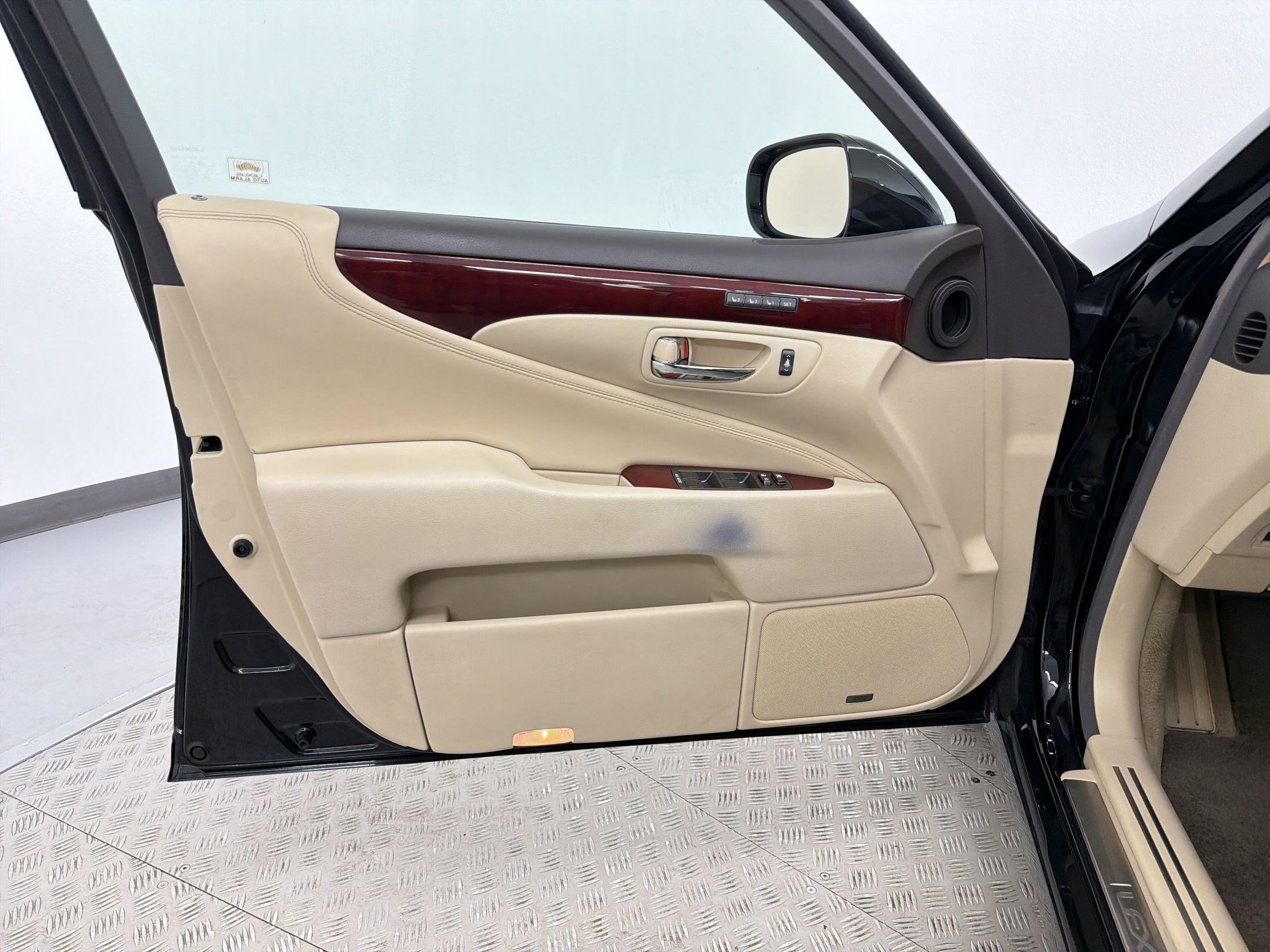 Used 2011 Lexus LS 460 L w/ Luxury Pkg image 21