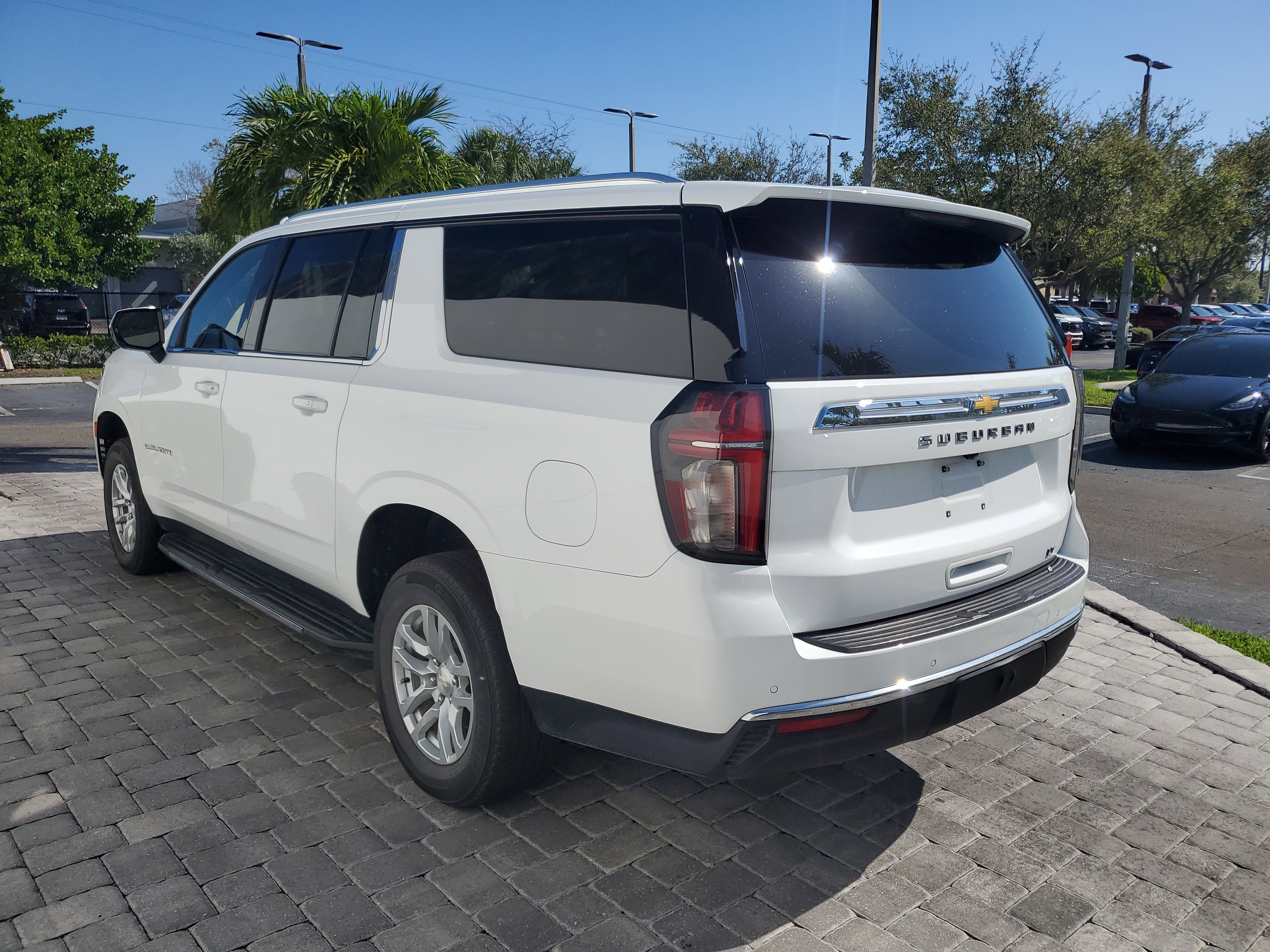 Used 2023 Chevrolet Suburban LT image 3