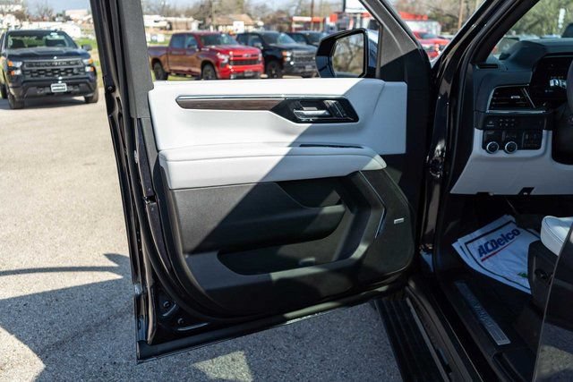 New 2026 Chevrolet Suburban Premier RWD image 12