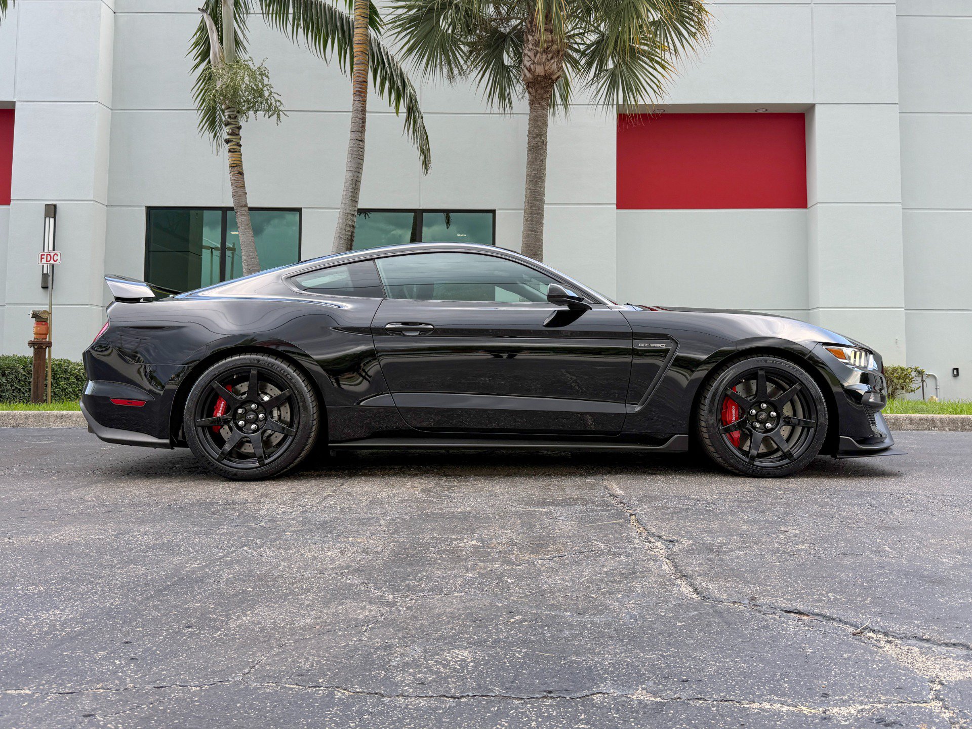 Used 2017 Ford Mustang Shelby GT350R w/ GT350R Equipment Group 920A RWD image 2