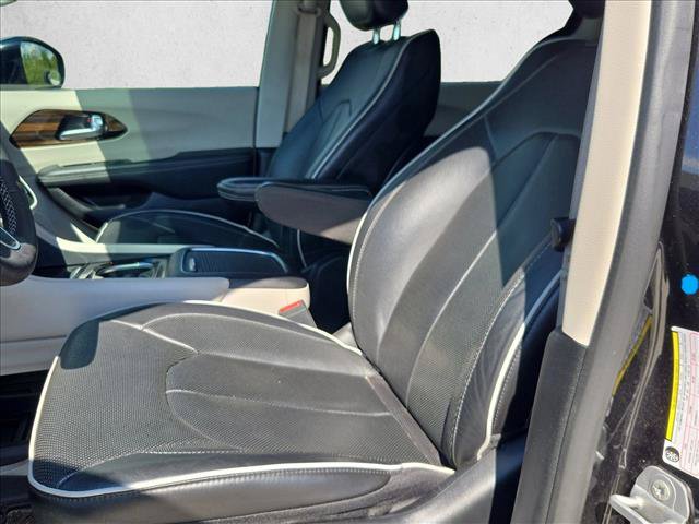 Used 2023 Chrysler Pacifica Limited FWD image 12