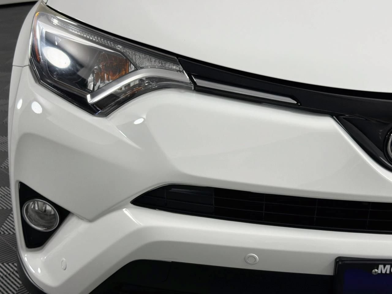 Used 2017 Toyota RAV4 XLE AWD/4WD image 3