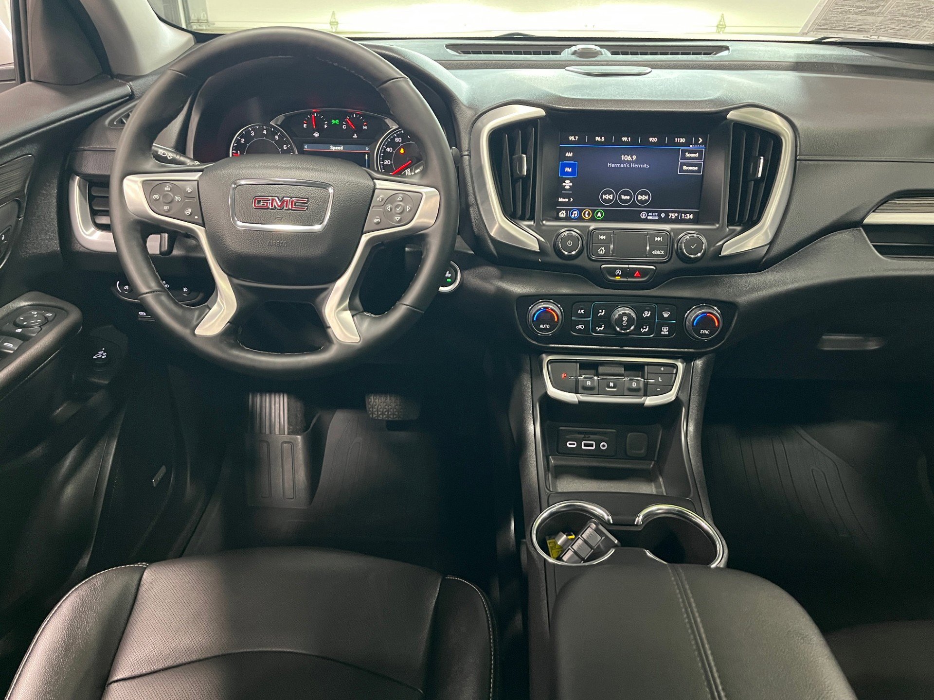 Certified 2024 GMC Terrain SLT w/ Infotainment Package II image 10