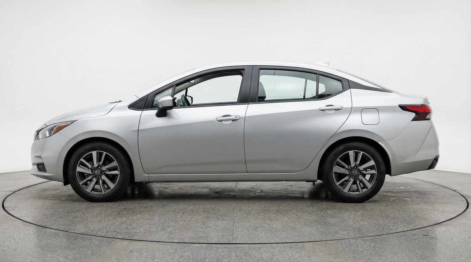 Used 2025 Nissan Versa SV image 5