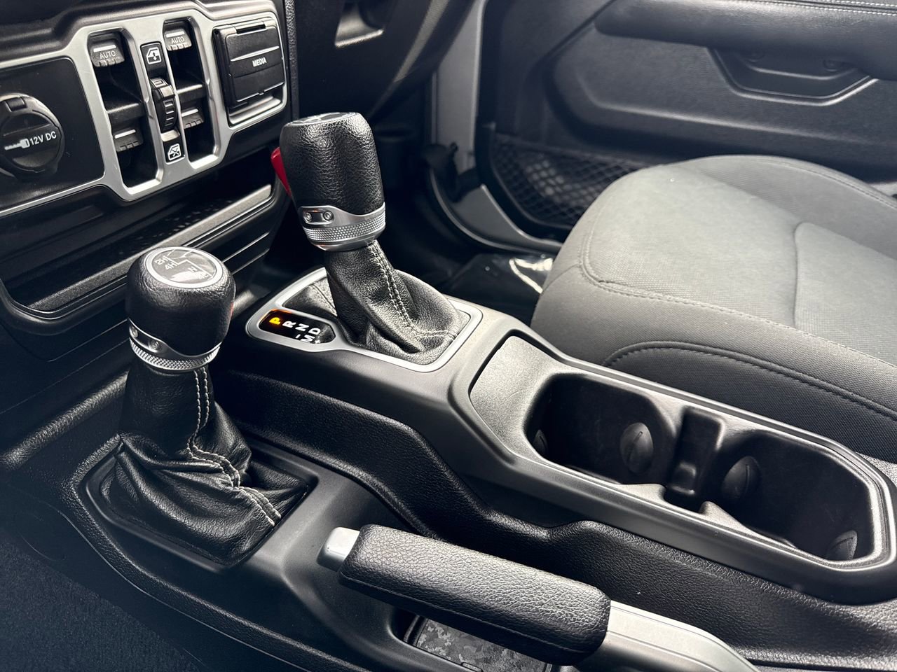 Used 2018 Jeep Wrangler Unlimited Sahara w/ Uconnect 4C Nav & Sound Group image 21