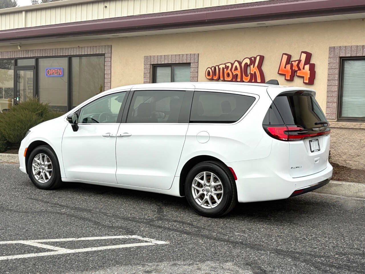 Used 2024 Chrysler Pacifica Touring-L image 5